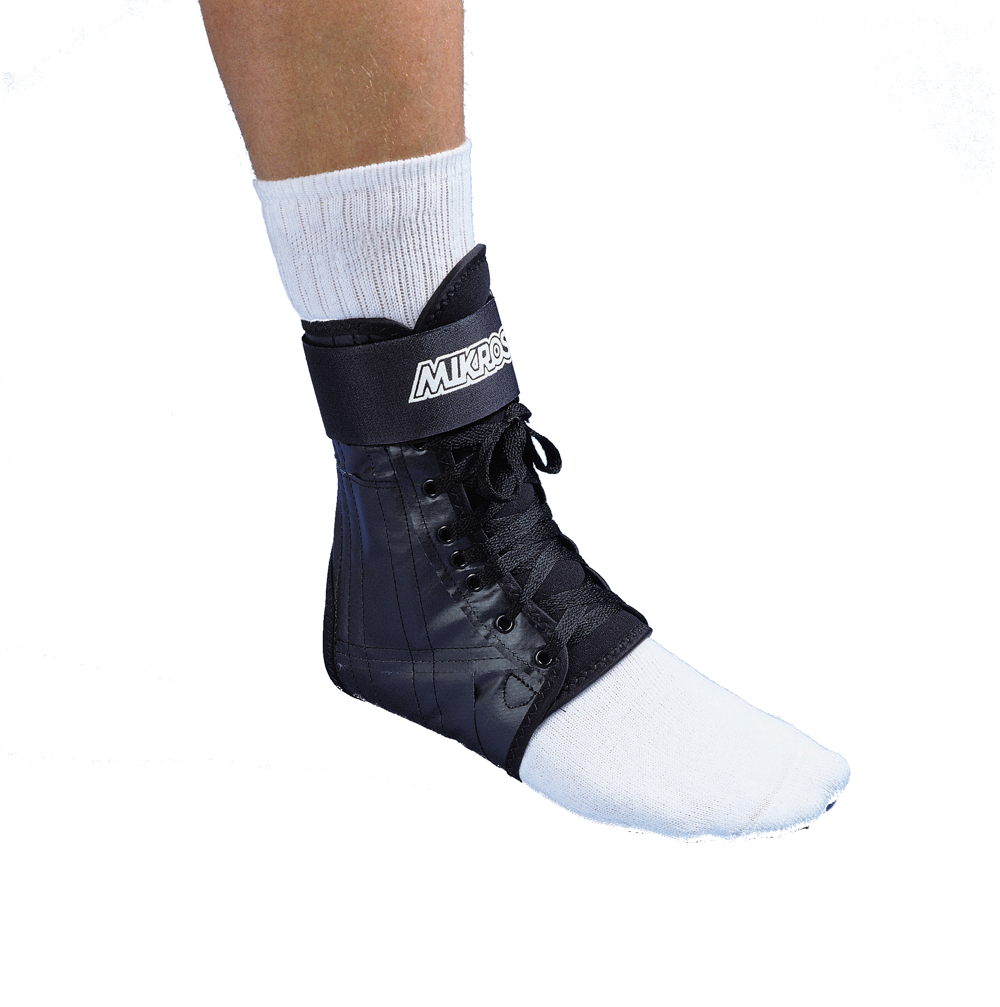 Mikros Fussgelenkorthese NVP mit Klettband 115 angezogen über weisser Socke