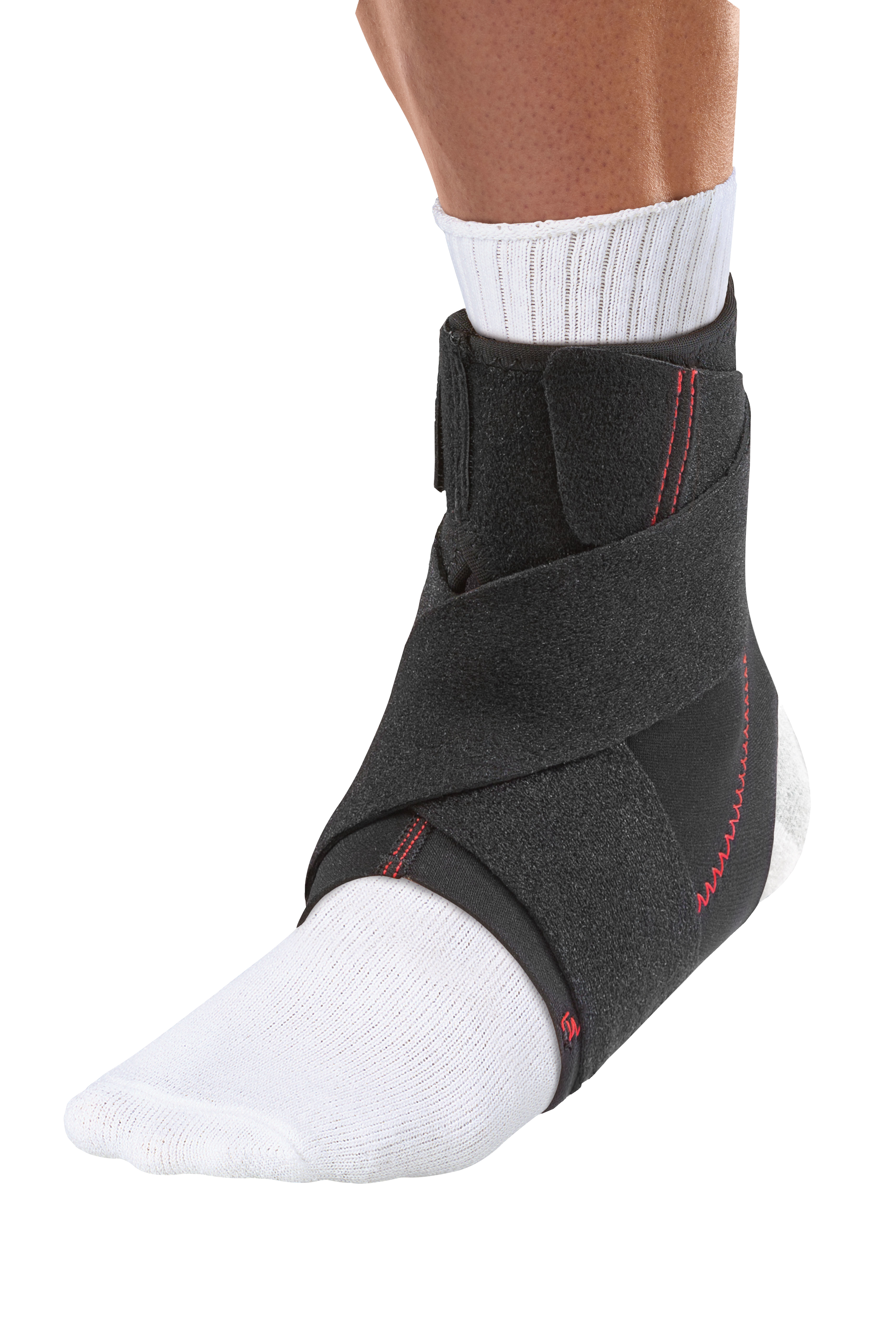 Mueller Einstellbarer Fussgelenkschutz 42037 angezogenes Produkt Mueller Einstellbarer Fussgelenkschutz 42037 angezogen über Socke an Fuss