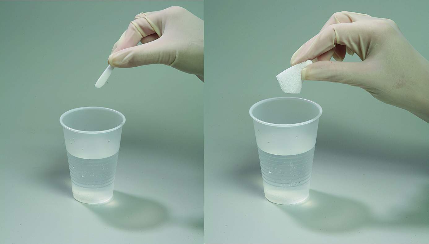 Mueller sterile Nasenmschwaemme Demonstration Wasser Mueller sterile Nasenmschwaemme Demonstration Wasser