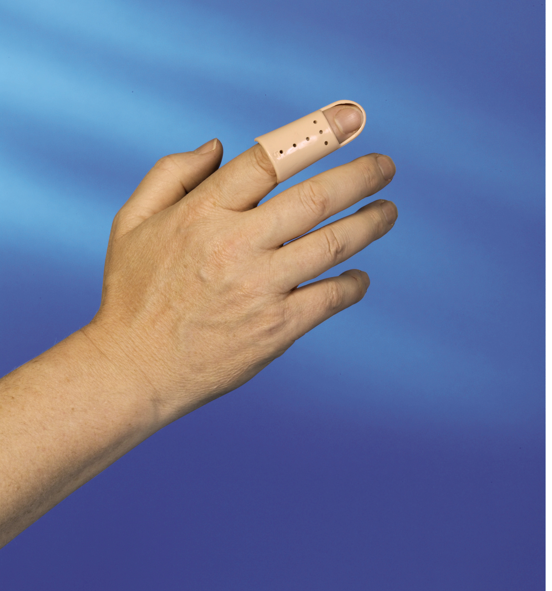 Mikros Fingerschienen Stack beige angezogen Mikros Fingerschiene Stack beige angezogen am Zeigefinger