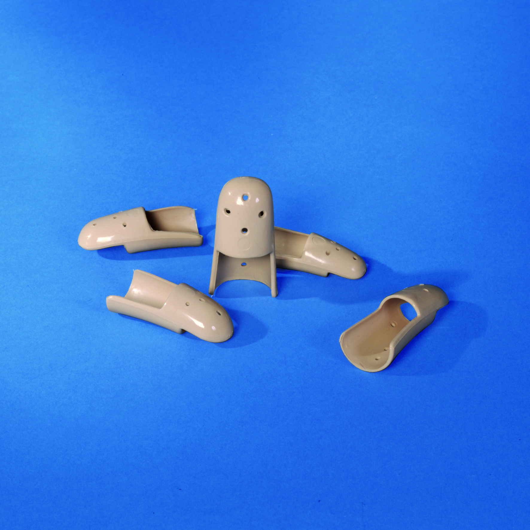 Mikros Fingerschienen Stack beige Gruppenfotos vor blauem Hintergrund
