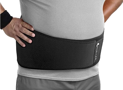 Mueller Adjustable Back Support Plus Size 6775 Frontansicht angezogen an Mann