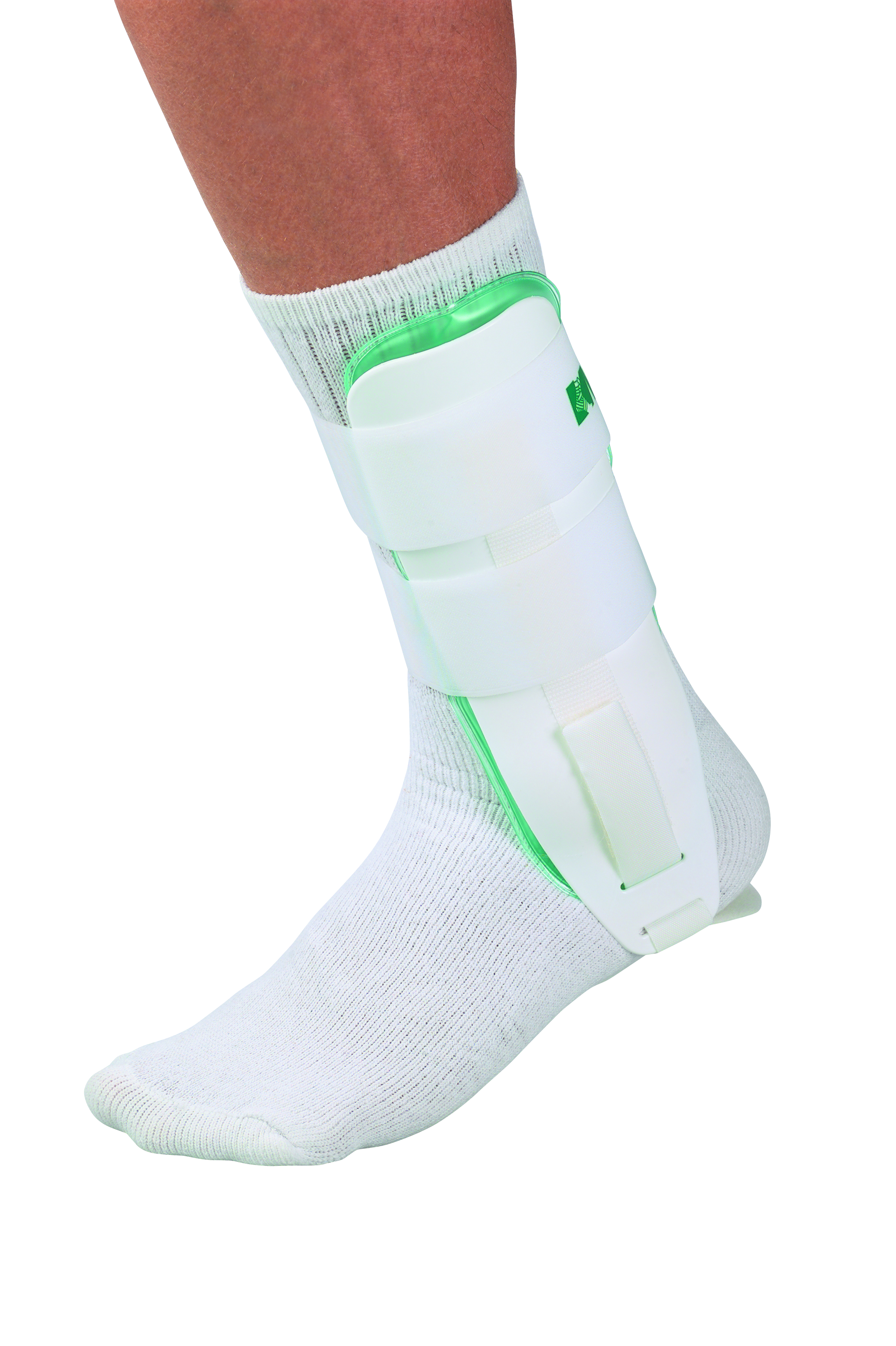 Mueller Gel Brace Cold Therapy 4556 angezogen über Socken