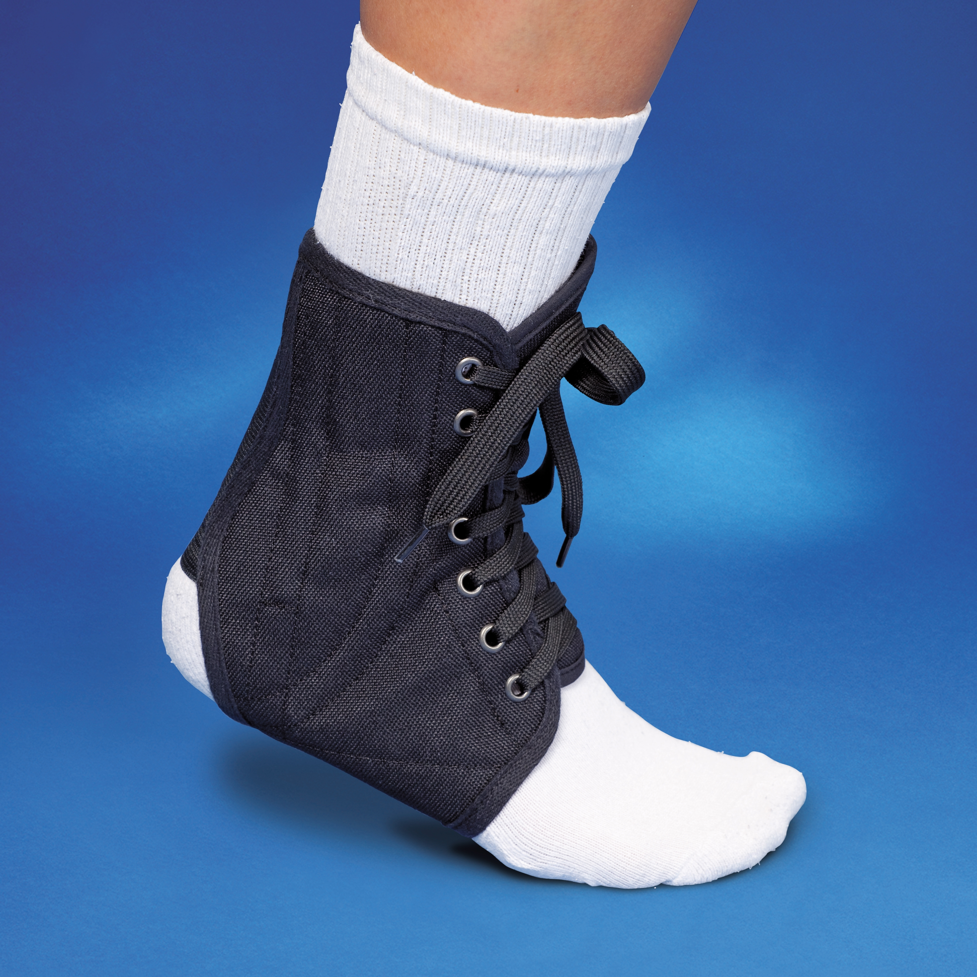 Mikros Fussgelenkorthese classic 112 NT blauer Hintergrund Mikros Fussgelenkorthese classic 112 NT angezogen über weisser Socke mit blauem Hintergrund