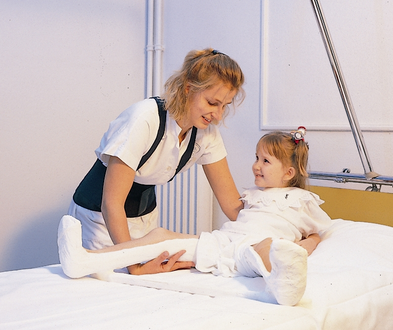 Mikros PQS 600 Rückengurt Krankenschwester Mikros PQS 600 Rückengurt Krankenschwester hilft Kind gebeugt