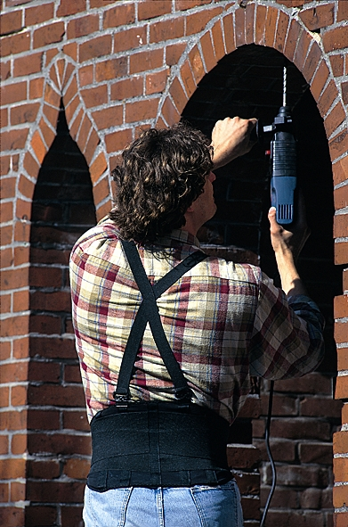 Mikros PQS 600 Rückengurt Mann Bohrmaschine Mikros PQS 600 Rückengurt angezogen bei Mann mit Bohrmaschine